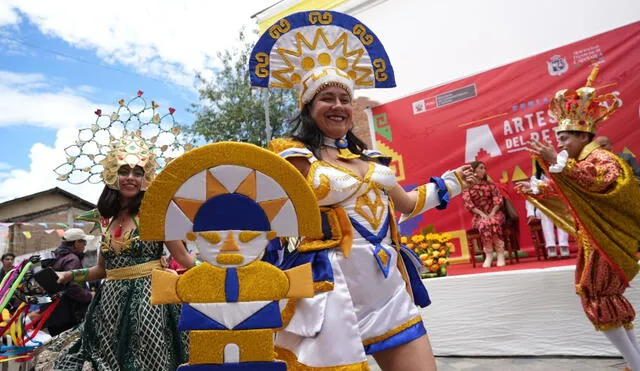 La Festividad de la Virgen de la Candelaria en Puno reúne a miles de danzantes y músicos, quienes exhiben una vibrante gama de colores. Foto: Andina La Festividad de la Virgen de la Candelaria en Puno reúne a miles de danzantes y músicos, quienes exhiben una vibrante gama de colores. Foto: Andina