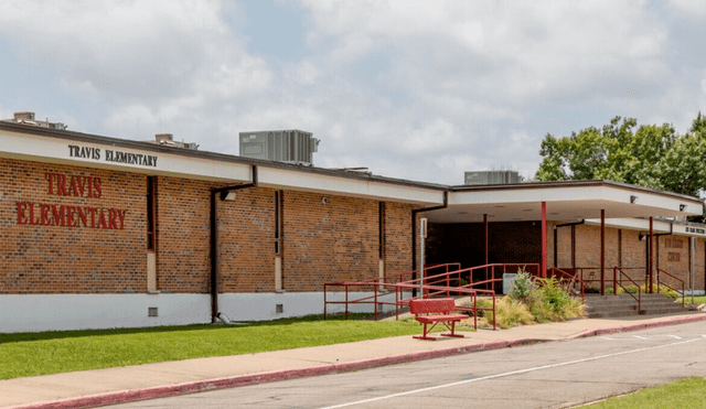 El hecho, ocurrido en la escuela intermedia Travis, ha llevado a padres a manifestar su indignación por la falta de supervisión y el riesgo para la salud de sus hijos. Foto: CafeMom El hecho, ocurrido en la escuela intermedia Travis, ha llevado a padres a manifestar su indignación por la falta de supervisión y el riesgo para la salud de sus hijos. Foto: CafeMom