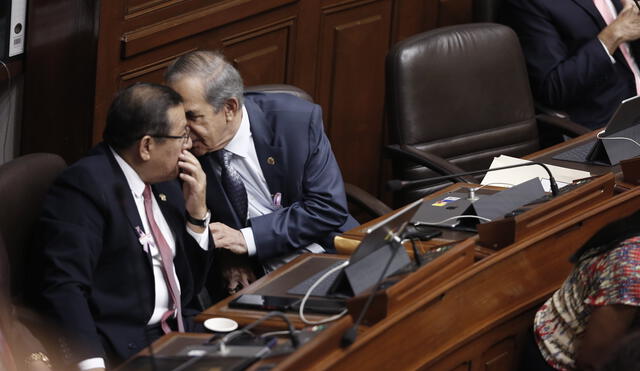 Susurro apepista. Congresistas Roberto Chiabra y Eduardo Salhuana. Foto: Marco Cotrina / LR