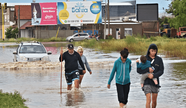 Las intensas lluvias en Bahía Blanca (Argentina) causaron el desborde de arroyos y graves daños en la infraestructura local. Foto: AFP. Las intensas lluvias en Bahía Blanca (Argentina) causaron el desborde de arroyos y graves daños en la infraestructura local. Foto: AFP.