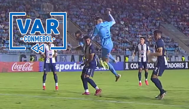 Las imágenes que mostró la TV mostraron que la pelota aparentemente le había pegado en el brazo al jugador de Alianza Lima. Foto: captura de Conmebol Libertadores/YouTube Las imágenes que mostró la TV mostraron que la pelota aparentemente le había pegado en el brazo al jugador de Alianza Lima. Foto: captura de Conmebol Libertadores/YouTube