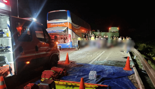 Las autoridades están investigando las causas del accidente, que ocurrió a las 5.00 de la madrugada en la Ruta 5 Norte, Chile. Foto: difusión. Las autoridades están investigando las causas del accidente, que ocurrió a las 5.00 de la madrugada en la Ruta 5 Norte, Chile. Foto: difusión.