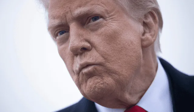 Trump firma orden ejecutiva para eliminar funciones de La Voz de América y otras siete agencias. Foto: AFP Trump firma orden ejecutiva para eliminar funciones de La Voz de América y otras siete agencias. Foto: AFP