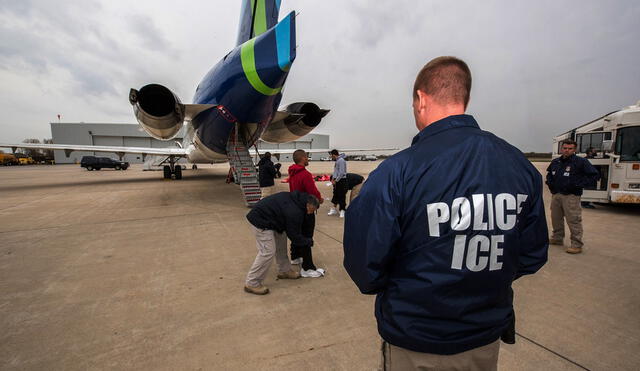 La falta de documentos legales complica la situación de los inmigrantes indocumentados en EE.UU., aumentando su riesgo de deportación. Foto: BarrioZona Magazine La falta de documentos legales complica la situación de los inmigrantes indocumentados en EE.UU., aumentando su riesgo de deportación. Foto: BarrioZona Magazine