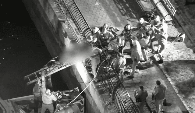 El rescate se dio luego de varios reportes que informaban sobre que una persona se encontraba en peligro en el East River. Foto: captura El rescate se dio luego de varios reportes que informaban sobre que una persona se encontraba en peligro en el East River. Foto: captura
