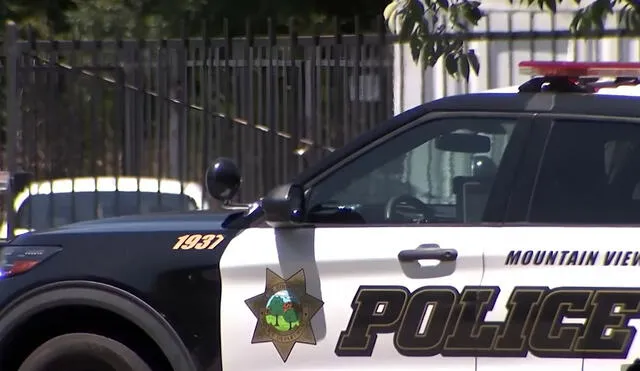 Los agentes policiales de Mountain View arrestan a sospechoso que habría asesinado a su hermana en California. Foto: Telemundo Los agentes policiales de Mountain View arrestan a sospechoso que habría asesinado a su hermana en California. Foto: Telemundo