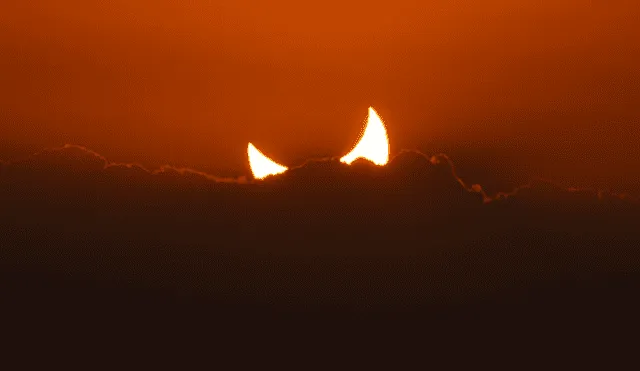Los observadores podrían ver un raro "doble amanecer", donde la luna parece dividir el sol en dos al salir por el horizonte, similar a un fenómeno registrado en Qatar. Foto: WorldTimeZone Los observadores podrían ver un raro "doble amanecer", donde la luna parece dividir el sol en dos al salir por el horizonte, similar a un fenómeno registrado en Qatar. Foto: WorldTimeZone