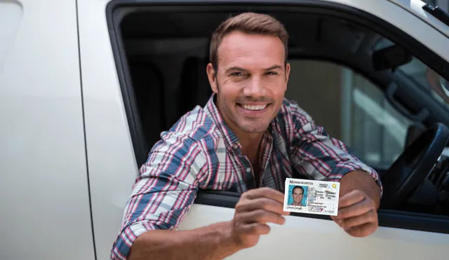 El DMV (Department of Motor Vehicles) es la agencia encargada de emitir licencias de conducir, identificaciones y gestionar registros de vehículos en EE. UU. Foto: composición LR7 Freepik El DMV (Department of Motor Vehicles) es la agencia encargada de emitir licencias de conducir, identificaciones y gestionar registros de vehículos en EE. UU. Foto: composición LR7 Freepik