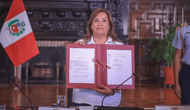 Dina Boluarte firma autógrafa sobre uso de armas en PNP. Foto: captura Dina Boluarte firma autógrafa sobre uso de armas en PNP. Foto: captura