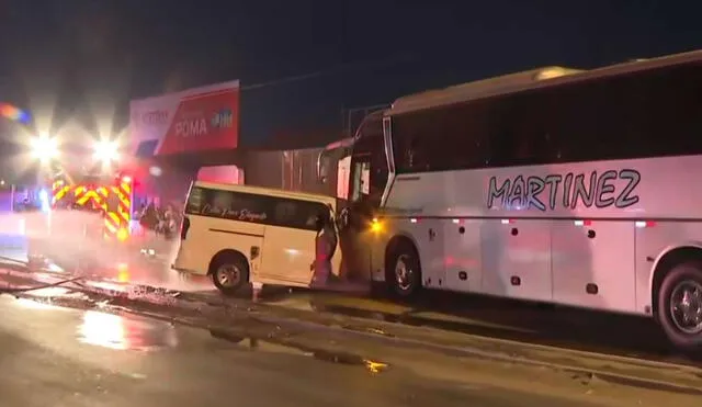 Los bomberos echaron agua al minivan para evitar una explosión tras el accidente en Panamericana Sur. Foto: Canal N Los bomberos echaron agua al minivan para evitar una explosión tras el accidente en Panamericana Sur. Foto: Canal N