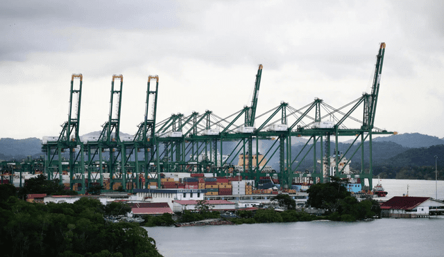 Los interesados pueden aplicar a las vacantes del megaproyecto a través del portal Empleos Panamá, donde deben crear un perfil y postularse en línea de manera sencilla y transparente. Foto: EFE Los interesados pueden aplicar a las vacantes del megaproyecto a través del portal Empleos Panamá, donde deben crear un perfil y postularse en línea de manera sencilla y transparente. Foto: EFE