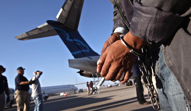 Los titulares de la Green Card pueden enfrentar deportación por delitos graves o faltas administrativas. Foto: AFP Los titulares de la Green Card pueden enfrentar deportación por delitos graves o faltas administrativas. Foto: AFP