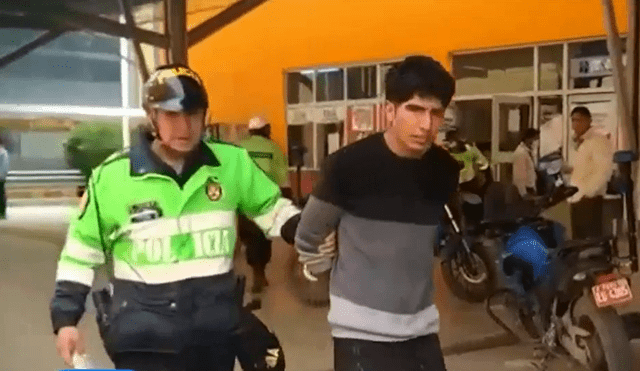 Detienen a sujeto que se grabó mientras apuñalaba a su pareja en Huancayo. Foto: Panamericana Detienen a sujeto que se grabó mientras apuñalaba a su pareja en Huancayo. Foto: Panamericana