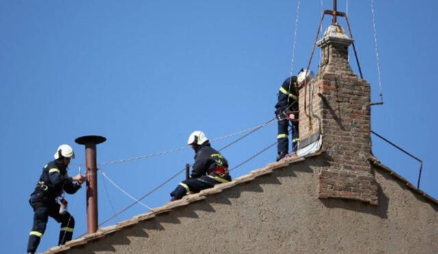 Instalan chimenea en la Capilla Sixtina en el Vaticano, Roma. Foto: CNN Instalan chimenea en la Capilla Sixtina en el Vaticano, Roma. Foto: CNN