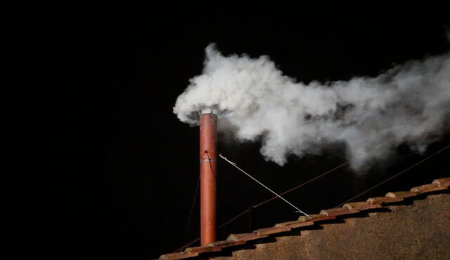Así se fabrica el humo blanco y negro que se usará para la elección del siguiente papa en el cónclave