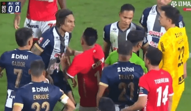 Paolo Guerrero y Carlos Zambrano fueron expulsados en el Alianza Lima vs Cienciano. Foto: L1 MAX Paolo Guerrero y Carlos Zambrano fueron expulsados en el Alianza Lima vs Cienciano. Foto: L1 MAX