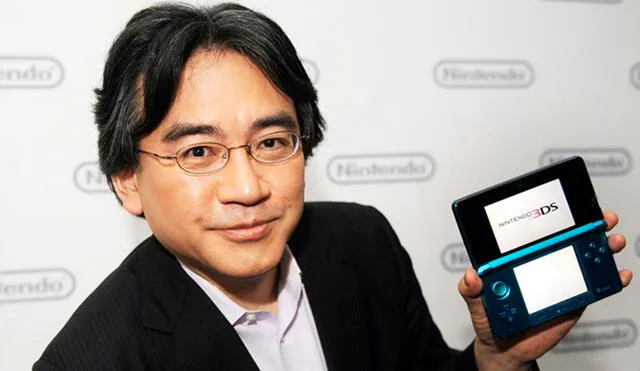 Satoru Iwata sosteniendo una Nintendo 3DS. Foto: Sopitas
