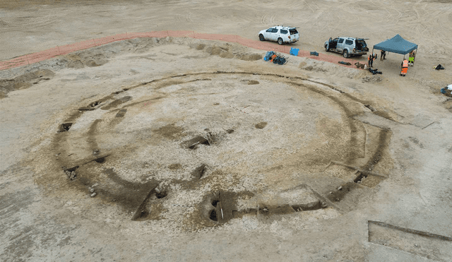 Los arqueólogos encontraron la llanta del carro en una fosa común con restos humanos incinerados, cerámica tosca y huesos de animales. Foto: Avon Archaeology Highland Los arqueólogos encontraron la llanta del carro en una fosa común con restos humanos incinerados, cerámica tosca y huesos de animales. Foto: Avon Archaeology Highland