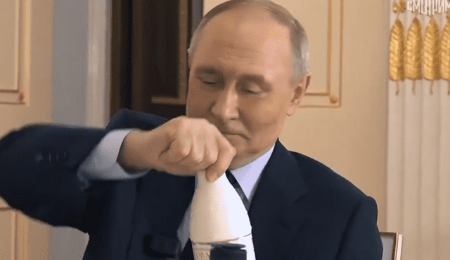 Vladimir Putin sorprendió durante una entrevista con RT al interrumpir la charla y llevar a los periodistas por un snack. Foto: Captura Vladimir Putin sorprendió durante una entrevista con RT al interrumpir la charla y llevar a los periodistas por un snack. Foto: Captura