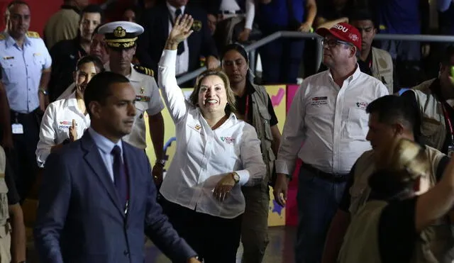 Estudiantes de Beca 18 gritaron “¡Fuera, Dina!” a la presidenta Boluarte durante su salida del Coliseo Eduardo Dibós. | Foto: John Reyes / LR. Estudiantes de Beca 18 gritaron “¡Fuera, Dina!” a la presidenta Boluarte durante su salida del Coliseo Eduardo Dibós. | Foto: John Reyes / LR.