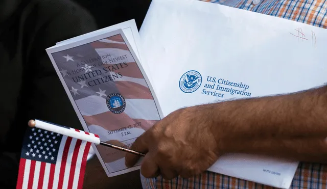 El USCIS se encarga de procesar solicitudes migratorias como, por ejemplo, la residencia permanente. El USCIS se encarga de procesar solicitudes migratorias como, por ejemplo, la residencia permanente.