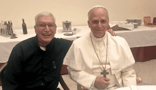 El papa León XIV y el cardenal Carlos Castillo compartieron un emotivo momento tras la primera misa del nuevo pontífice en la Capilla Sixtina. | Foto: Arzobispado de Lima. El papa León XIV y el cardenal Carlos Castillo compartieron un emotivo momento tras la primera misa del nuevo pontífice en la Capilla Sixtina. | Foto: Arzobispado de Lima.