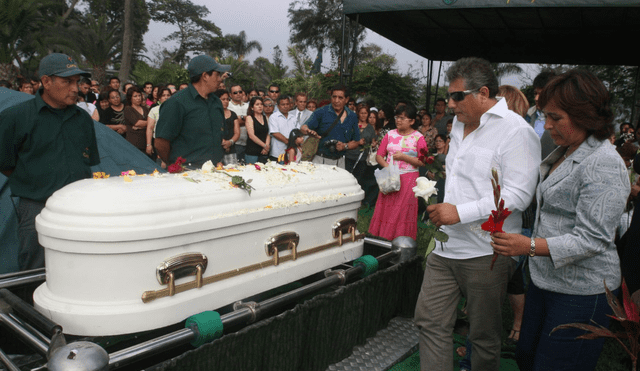 Prestación por sepelio de EsSalud reembolsa gastos funerarios del asegurado fallecido. Foto: composición LR/Andina Prestación por sepelio de EsSalud reembolsa gastos funerarios del asegurado fallecido. Foto: composición LR/Andina