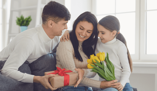 Entre las sorpresas por el Día de la Madre están cajas sorpresa y cuadros con flores. Foto: composición LR Entre las sorpresas por el Día de la Madre están cajas sorpresa y cuadros con flores. Foto: composición LR