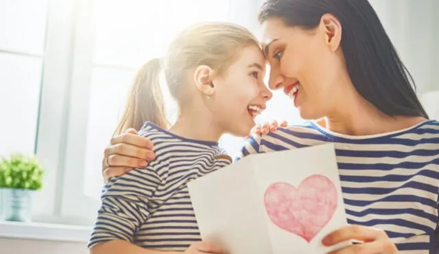 Dedica una frase especial a mamá en su día y hazla sonreír. Dedica una frase especial a mamá en su día y hazla sonreír.
