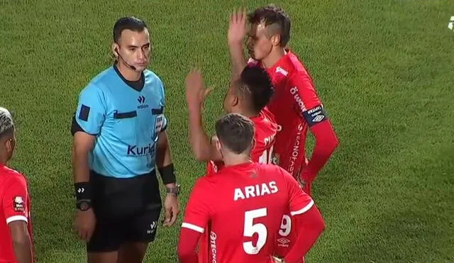 Christian Cueva se volvió loco al término del encuentro y fue a encarar al árbitro. Foto: captura/L1 Max Christian Cueva se volvió loco al término del encuentro y fue a encarar al árbitro. Foto: captura/L1 Max