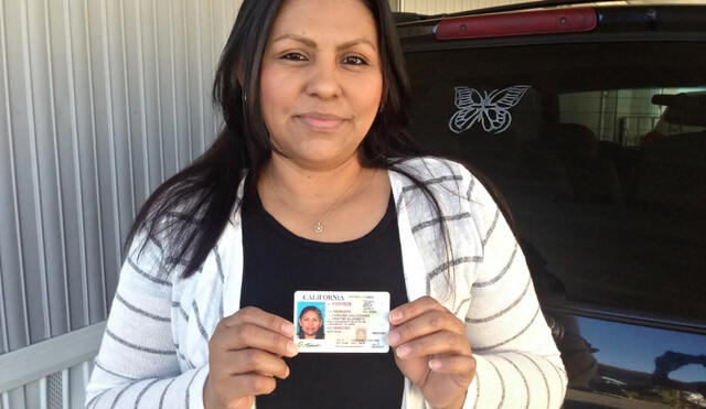 Para calificar para la licencia AB 60, los inmigrantes deben presentar documentos que acrediten su identidad y residencia en California. Para calificar para la licencia AB 60, los inmigrantes deben presentar documentos que acrediten su identidad y residencia en California.