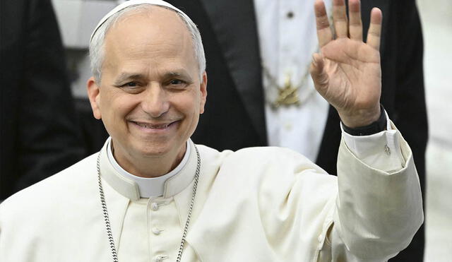 El papa León XIV envía un mensaje a Perú durante una audiencia en el Vaticano, prometiendo noticias prontas al país andino. Su mensaje tuvo lugar ante la periodista Paola Ugaz. Foto: afp
