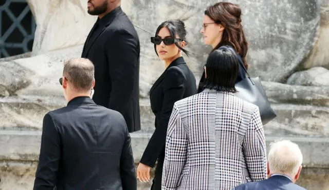 Kim Kardashian se presentó ante tribunal francés sobre robo en París e 2006. Kim Kardashian se presentó ante tribunal francés sobre robo en París e 2006.