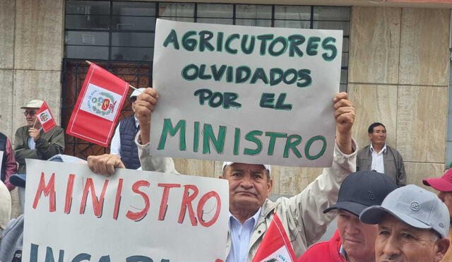 Gremios agrarios exigieron cambios estructurales en la política agraria y denunciar el abandono estatal hacia los pequeños productores. Foto: Silvana Quiñonez Gremios agrarios exigieron cambios estructurales en la política agraria y denunciar el abandono estatal hacia los pequeños productores. Foto: Silvana Quiñonez