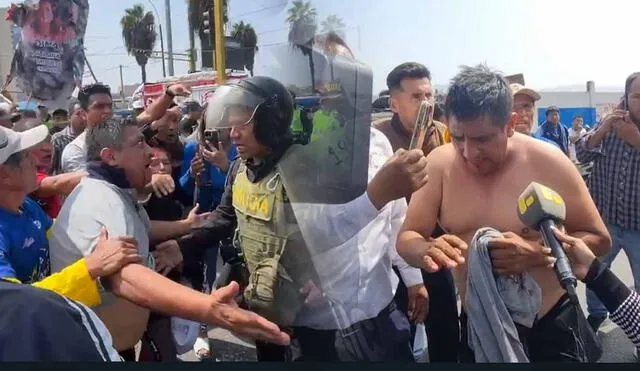 Graban enfrentamientos entre los manifestantes y agentes de la Policía Nacional durante paro de transportistas. Foto: composición LR