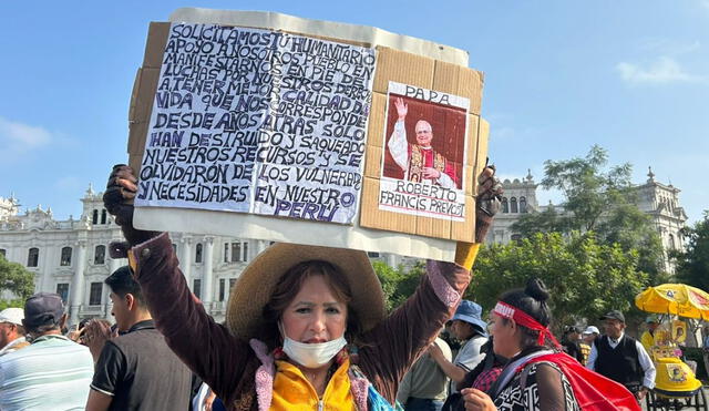 Manifestante en Lima pide apoyo al Papa León XIV por crisis de violencia en Perú Manifestante en Lima pide apoyo al Papa León XIV por crisis de violencia en Perú