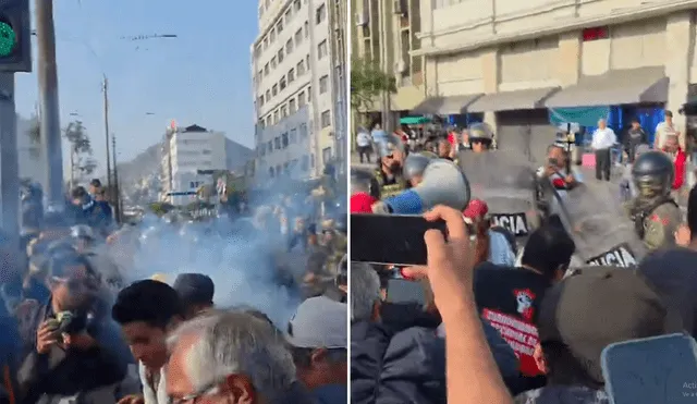 Policía lanza una bomba lacrimógena contra manifestantes en Cercado de Lima. Foto: composición LR Policía lanza una bomba lacrimógena contra manifestantes en Cercado de Lima. Foto: composición LR