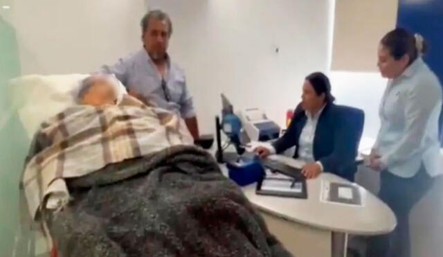 La familia denunció que la entidad bancaria BBVA los obligo a llevar a la adulta mayor para comprobar su registro biométrico. Foto: TikTok/ @centronoticiasoaxaca La familia denunció que la entidad bancaria BBVA los obligo a llevar a la adulta mayor para comprobar su registro biométrico. Foto: TikTok/ @centronoticiasoaxaca