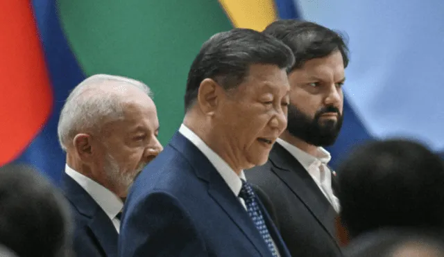 El presidente de China, Xi Jinping, rodeado de los mandatarios Lula da Silva y Gabriel Boric, durante la cumbre Celac 2025. Foto: AFP El presidente de China, Xi Jinping, rodeado de los mandatarios Lula da Silva y Gabriel Boric, durante la cumbre Celac 2025. Foto: AFP