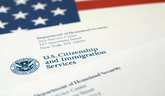 La residencia permanente en EE.UU. permite a inmigrantes vivir y trabajar legalmente. La residencia permanente en EE.UU. permite a inmigrantes vivir y trabajar legalmente.