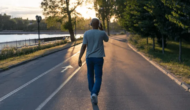 El ejercicio de caminar es accesible para todos, independientemente de la edad o condición física. Foto: FreePik El ejercicio de caminar es accesible para todos, independientemente de la edad o condición física. Foto: FreePik