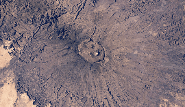 En el norte del Chad, el pico más alto del desierto del Sahara está coronado por una capa de sal, no de nieve. Foto: NASA En el norte del Chad, el pico más alto del desierto del Sahara está coronado por una capa de sal, no de nieve. Foto: NASA