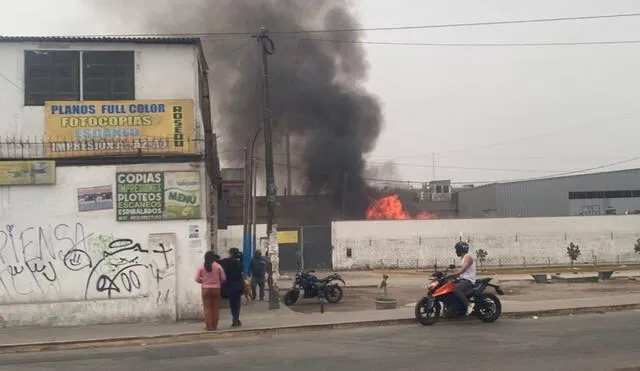 Incendio reportado a la altura de las avenidas Mendiola y San Bernardo. Foto: difusión Incendio reportado a la altura de las avenidas Mendiola y San Bernardo. Foto: difusión