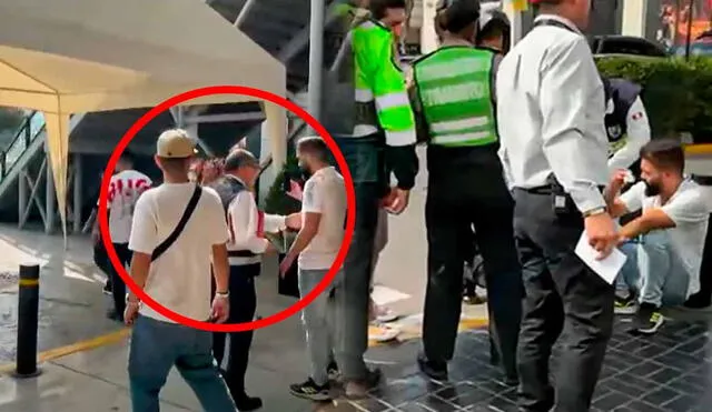 El personal de salud y la PNP atendió a la persona que resultó afectada durante el enfrentamiento con pistola de gas en el Jockey Plaza. Foto: composición LR/LatinaTV El personal de salud y la PNP atendió a la persona que resultó afectada durante el enfrentamiento con pistola de gas en el Jockey Plaza. Foto: composición LR/LatinaTV