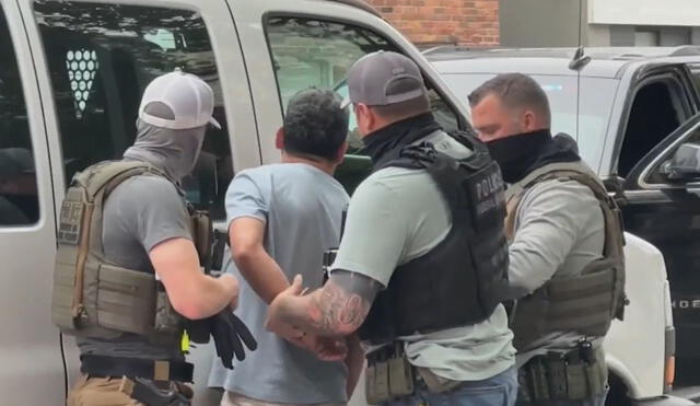 Agentes de ICE y DEA llevaron a cabo una redada en una gasolinera de Lowell, Massachusetts. Arrestaron a 11 inmigrantes ecuatorianos. Agentes de ICE y DEA llevaron a cabo una redada en una gasolinera de Lowell, Massachusetts. Arrestaron a 11 inmigrantes ecuatorianos.