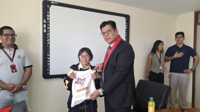 La actividad culminó con un refrigerio y una dinámica de preguntas, donde los alumnos pudieron poner a prueba lo aprendido. La actividad culminó con un refrigerio y una dinámica de preguntas, donde los alumnos pudieron poner a prueba lo aprendido.