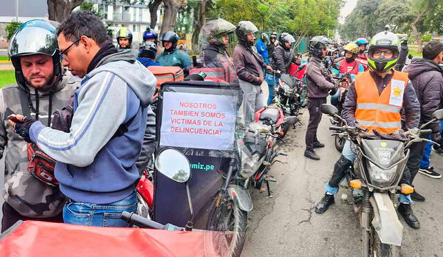 "La delincuencia se combate con inteligencia", señalan los motociclistas que están en contra del uso de chaleco obligatorio y casco con placa. Foto: composición LR/La República "La delincuencia se combate con inteligencia", señalan los motociclistas que están en contra del uso de chaleco obligatorio y casco con placa. Foto: composición LR/La República