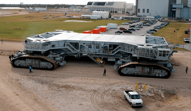 El Crawler Transporter de la NASA es un vehículo de orugas construido en los años 60 y que aún se utiliza en misiones espaciales. Foto. NASA El Crawler Transporter de la NASA es un vehículo de orugas construido en los años 60 y que aún se utiliza en misiones espaciales. Foto. NASA