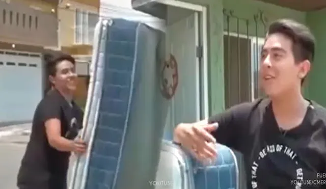 Tras varias horas de búsqueda, el joven logró encontrar su colchón y llevarlo nuevamente a su casa. Foto: composición LR/ TikTok/ @news89454 Tras varias horas de búsqueda, el joven logró encontrar su colchón y llevarlo nuevamente a su casa. Foto: composición LR/ TikTok/ @news89454