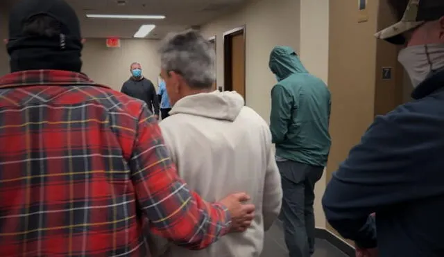 Agentes del ICE esperan en los pasillos de la Corte de Inmigración de Seattle, listos para arrestar a personas con procesos de deportación desestimados. Agentes del ICE esperan en los pasillos de la Corte de Inmigración de Seattle, listos para arrestar a personas con procesos de deportación desestimados.